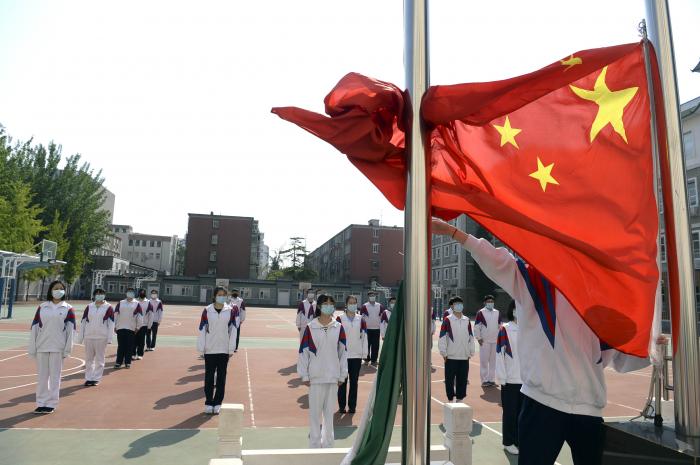 全校3个孩子1名老师升旗高唱国歌升旗仪式，全校师生共唱国歌，传承爱国情怀
